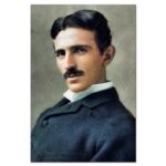 Portrait d'un homme en costume historique avec moustache, cheveux foncés, portant une veste sombre et une chemise blanche, dans un style vintage.
