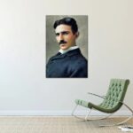 Photo d'un portrait d'un scientifique célèbre, affiché sur un mur blanc dans un espace contemporain.