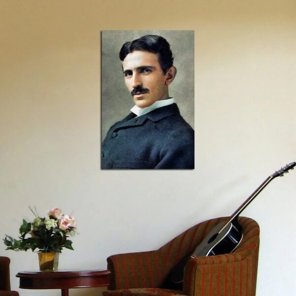 Portrait d'Einstein avec guitare dans un salon vintage, décor classique avec tableau et fleurs, ambiance chaleureuse et artistique.