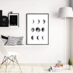 Décoration intérieure avec posters illustrant différentes phases de la lune, dans un style minimaliste noir et blanc, dans un espace moderne et épuré.