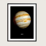 Affiche représentant la planète Jupiter avec ses bandes colorées et sa grande tache rouge, idéale pour une décoration scientifique ou un espace éducatif.
