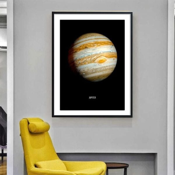Affiche de Jupiter, la plus grande planète du système solaire, avec détails de ses bandes colorées et de sa grande tache rouge, encadrée dans un style moderne.