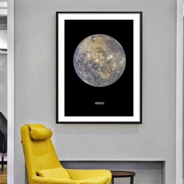 Affiche artistique de la Lune Mercury avec détails réalistes, encadrée en noir, suspendue sur un mur gris dans un intérieur moderne.