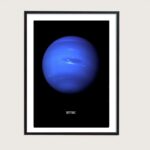 Illustration de la planète Neptune avec ses teintes bleues caractéristiques, affichée dans un cadre noir sur fond noir, mettant en valeur ses détails planétaires.