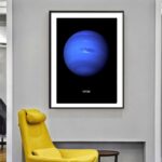 Affiche de la planète Neptune en bleu, encadrée dans un style contemporain, idéale pour la décoration scientifique ou pour un espace éducatif.