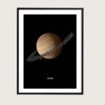 Affiche de décoration représentant Saturne, la planète aux anneaux emblématiques, idéale pour les amateurs d'astronomie et de décoration scientifique.