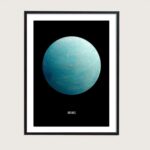 Planète Uranus représentée dans un style artistique avec un fond noir, mettant en valeur sa couleur bleu-vert distinctive. Parfait pour la décoration scientifique ou pour les amateurs d'astronomie.