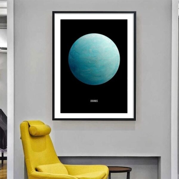 Affiche artistique représentant la planète Uranus avec un fond noir, encadrée en noir, idéale pour la décoration scientifique ou pour les amateurs d'astronomie.