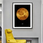 Affiche artistique représentant la planÚte Vénus, avec une image détaillée de la lune en teintes dorées sur fond noir, encadrée pour décoration intérieure.