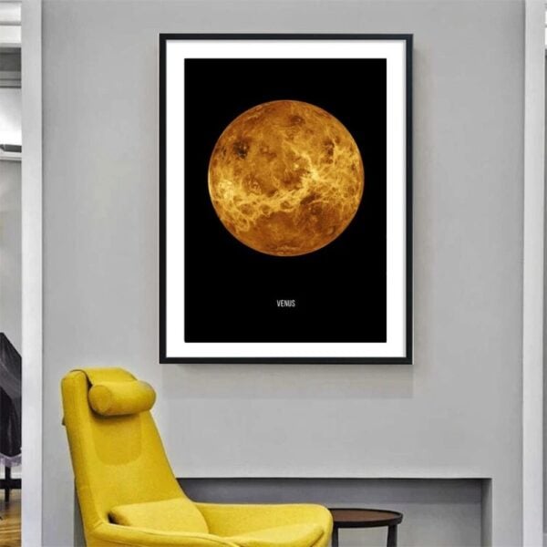 Affiche artistique représentant la planète Vénus, avec une image détaillée de la lune en teintes dorées sur fond noir, encadrée pour décoration intérieure.