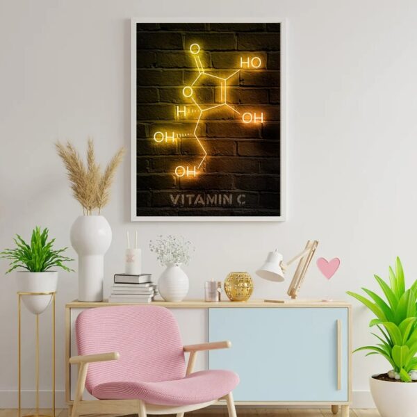 Photo de la structure moléculaire de la vitamine C illuminée en néon sur un mur en briques noires.