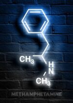 Structure moléculaire de la méthamphétamine en néon sur un mur en briques bleues.