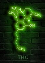 Illustration lumineuse en néon vert représentant la molécule de THC, composé psychoactif du cannabis, affichée sur un mur en briques noires.