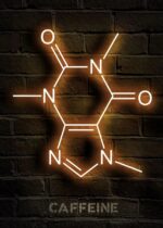Molécule de caféine en néon lumineux sur mur en briques, illustrant la composition chimique de la caféine avec ses atomes et liaisons.