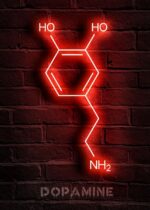 Signal lumineux en néon représentant la molécule de dopamine, avec ses groupes hydroxyle et amine, fixé sur un mur en briques rouges.
