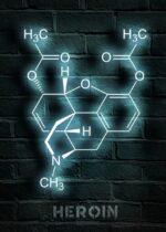 Formule chimique de l'héroïne en néon sur un mur en briques noires.