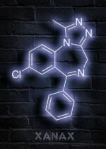 Xanax en néon : formule chimique sur mur en briques noires.