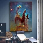 Image d'une nébuleuse colorée dans l'espace, avec des formations rocheuses et des étoiles brillantes, exposée dans une pièce moderne.