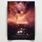 Panneau d'illustration de l'espace avec une nébuleuse et des étoiles brillantes, représentant une image cosmique fascinante.