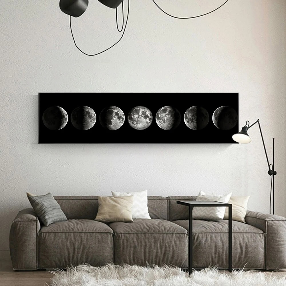 Illustration artistique montrant les différentes phases de la lune, affichées en ligne sur un panneau noir dans un intérieur moderne.