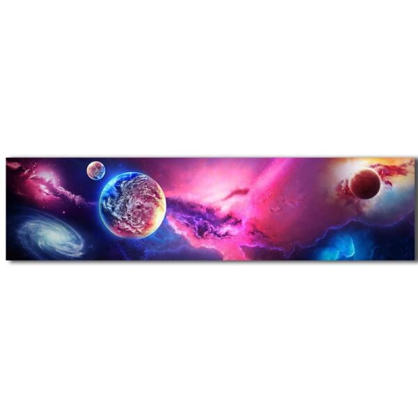 Planète et nébuleuses colorées dans l'espace cosmique, illustrant la beauté de l'univers avec des couleurs vibrantes et des corps célestes variés.
