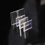 Lames en verre optique coloré empilées avec effets de réfraction et de lumière.