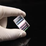 Puce de calibration colorée pour microscope, utilisée pour ajuster la précision des couleurs lors d'observations scientifiques.