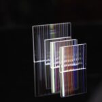 Vitrine en verre coloré avec effets lumineux, idéale pour la décoration scientifique ou moderne. Parfaite pour exposer des objets ou créer une ambiance unique dans un espace intérieur.