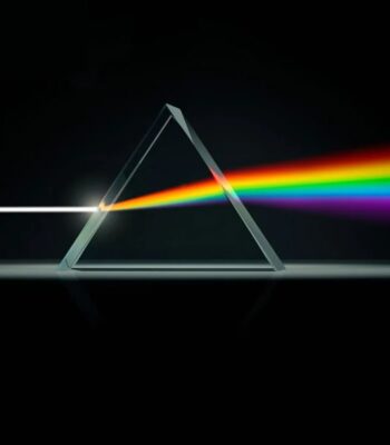 Illustration d'un prisme en triangle dispersant la lumière blanche en un spectre de couleurs arc-en-ciel, symbolisant la dispersion de la lumière et la science optique.