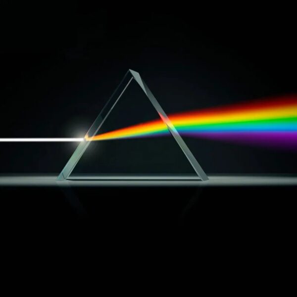 Illustration d'un prisme en triangle dispersant la lumière blanche en un spectre de couleurs arc-en-ciel, symbolisant la dispersion de la lumière et la science optique.