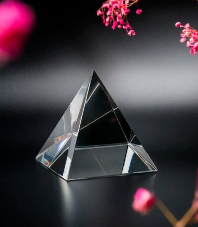 Pyramide en cristal transparente, objet décoratif scientifique élégant, parfait pour collectionner ou embellir un espace avec une touche de science et de sophistication.