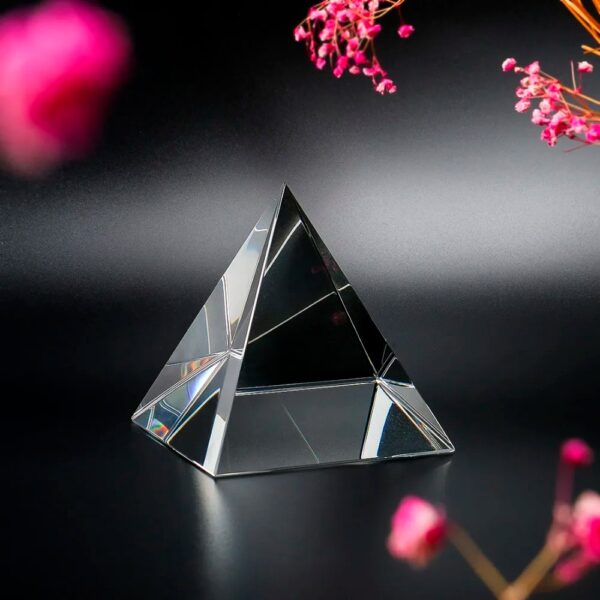 Pyramide en cristal transparente, objet décoratif scientifique élégant, parfait pour collectionner ou embellir un espace avec une touche de science et de sophistication.