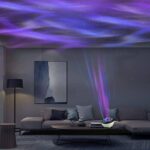 Projecteur de ciel étoilé avec lumière UV et effets lumineux dans un salon moderne.