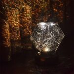 Lampe d'ambiance en verre avec effets lumineux étoilés.