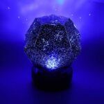 Lampe constellation en forme de polyèdre lumineux avec un design étoilé, idéale pour la décoration scientifique et moderne.