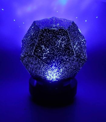 Lampe constellation en forme de polyèdre lumineux avec un design étoilé, idéale pour la décoration scientifique et moderne.