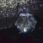 Lampe géode lumineuse en forme d'icosaèdre, projetant des étoiles scintillantes sur le mur, idéale pour la décoration scientifique et moderne.