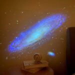 Projection d'une galaxie en lumière bleue sur le mur.