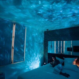 Chambre avec plafond étoilé lumineux simulant un ciel nocturne, créant une ambiance relaxante et magique pour une expérience immersive.