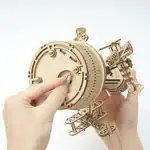 Modèle d'horloge en bois avec design d'avions en vol, alliant mécanique et décoration aéronautique, parfait pour les amateurs de science et d'aviation.