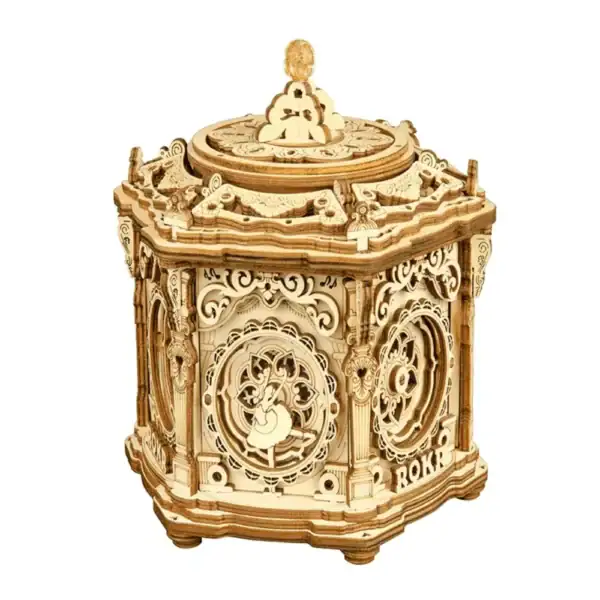 Horloge en bois sculpté avec mécanisme détaillé, décorations artistiques et chiffres romains, idéale pour décoration scientifique ou vintage.