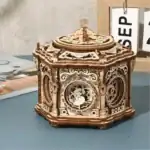 Boîte à musique en bois avec décorations détaillées et mécanisme musical intégré, idéale pour la décoration ou comme cadeau original.
