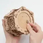 Modèle de pupitre scientifique en bois, avec mécanismes détaillés, conçu pour l'apprentissage et la décoration scientifique.
