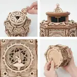 Horloge en bois mécanique avec détails sculptés, mouvement précis et design élégant, idéale pour la décoration de votre intérieur ou comme objet de collection.