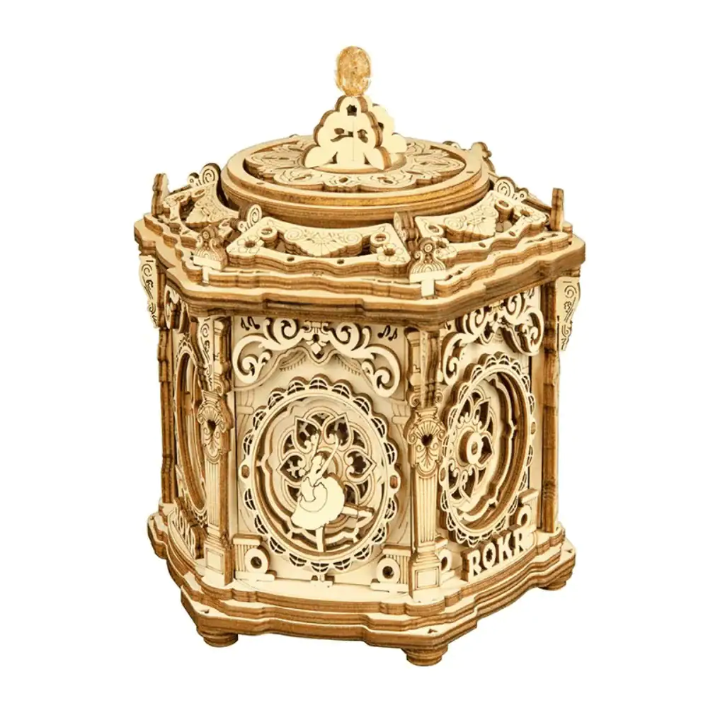 Horloge en bois sculpté avec mécanisme détaillé, décorations artistiques et chiffres romains, idéale pour décoration scientifique ou vintage.