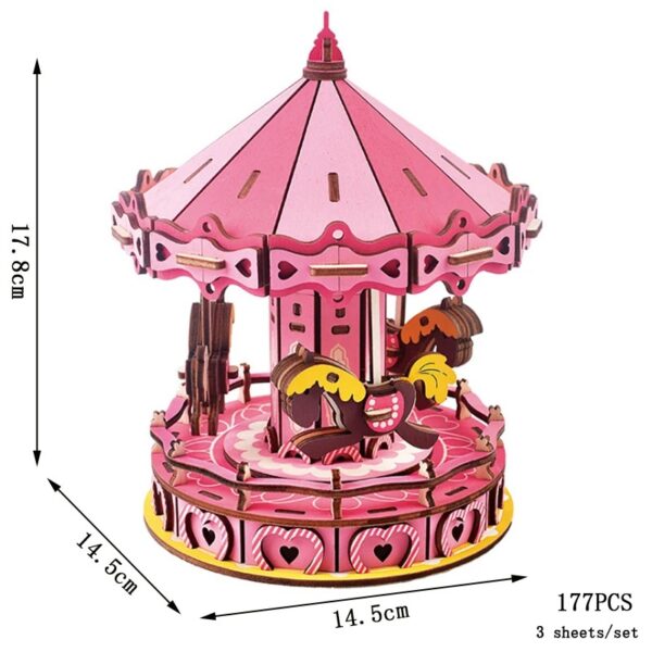 Manège en bois rose avec chevaux en rotation, décoratif et ludique, idéal pour décoration ou collection.