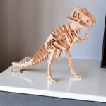Modèle en bois d'un dinosaure T-Rex à assembler, parfait pour la décoration scientifique et éducative.