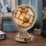 Globe géographique en bois avec mécanisme d'horlogerie, décoration de style scientifique, idéal pour une décoration intérieure élégante et éducative.