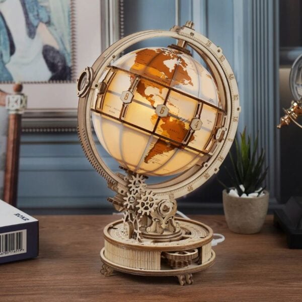 Globe géographique en bois avec mécanisme d'horlogerie, décoration de style scientifique, idéal pour une décoration intérieure élégante et éducative.