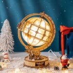 Horloge globe en bois avec un design de carte du monde illuminée, parfait pour la décoration de Noël ou un bureau.
